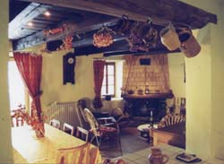 Bar situ&eacute; entre la cuisine et la salle &agrave;  manger