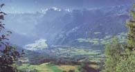 La vall&eacute;e du Giffre surplomb&eacute;e par le Mont Blanc
